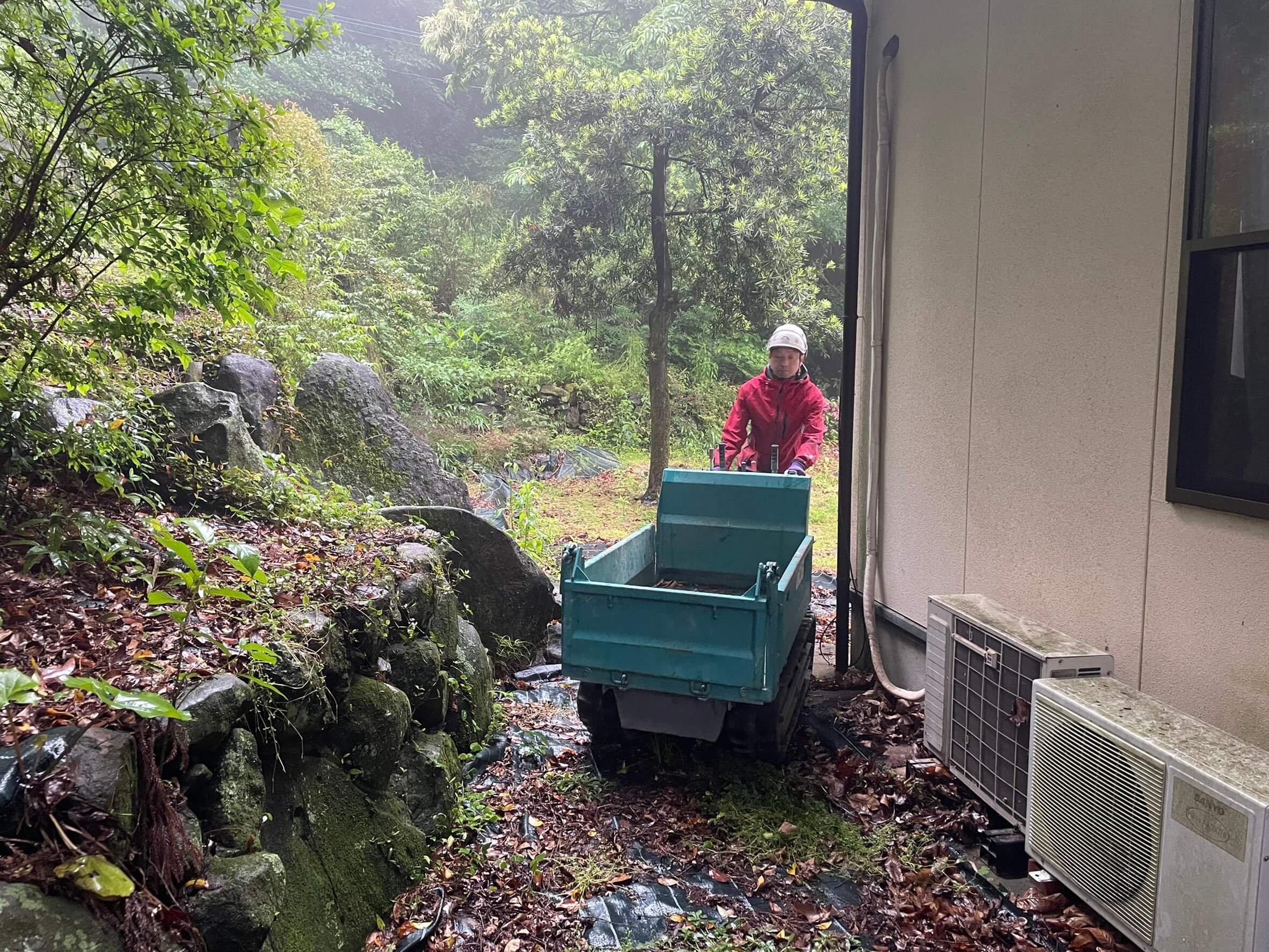 重機と反対側にある出入口からはスタッフ杉山が運搬車を駆使して枝葉の搬出作業を進めていきます。